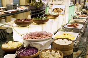 Daily self-service breakfast (CNY 220 per person)