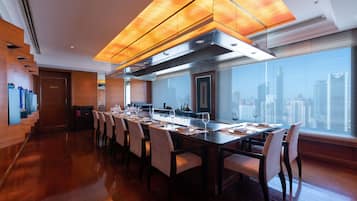 5 restaurants; breakfast, lunch, and dinner served