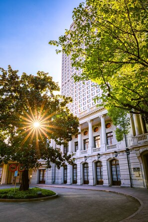 A building with classical architecture, featuring columns and arched windows. - Okura Garden Hotel Shanghai (Shanghai)