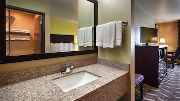 Combined shower/bathtub, hair dryer, towels