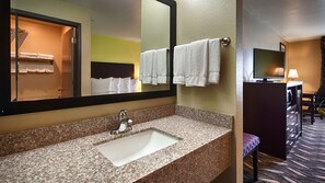 Combined shower/tub, hair dryer, towels