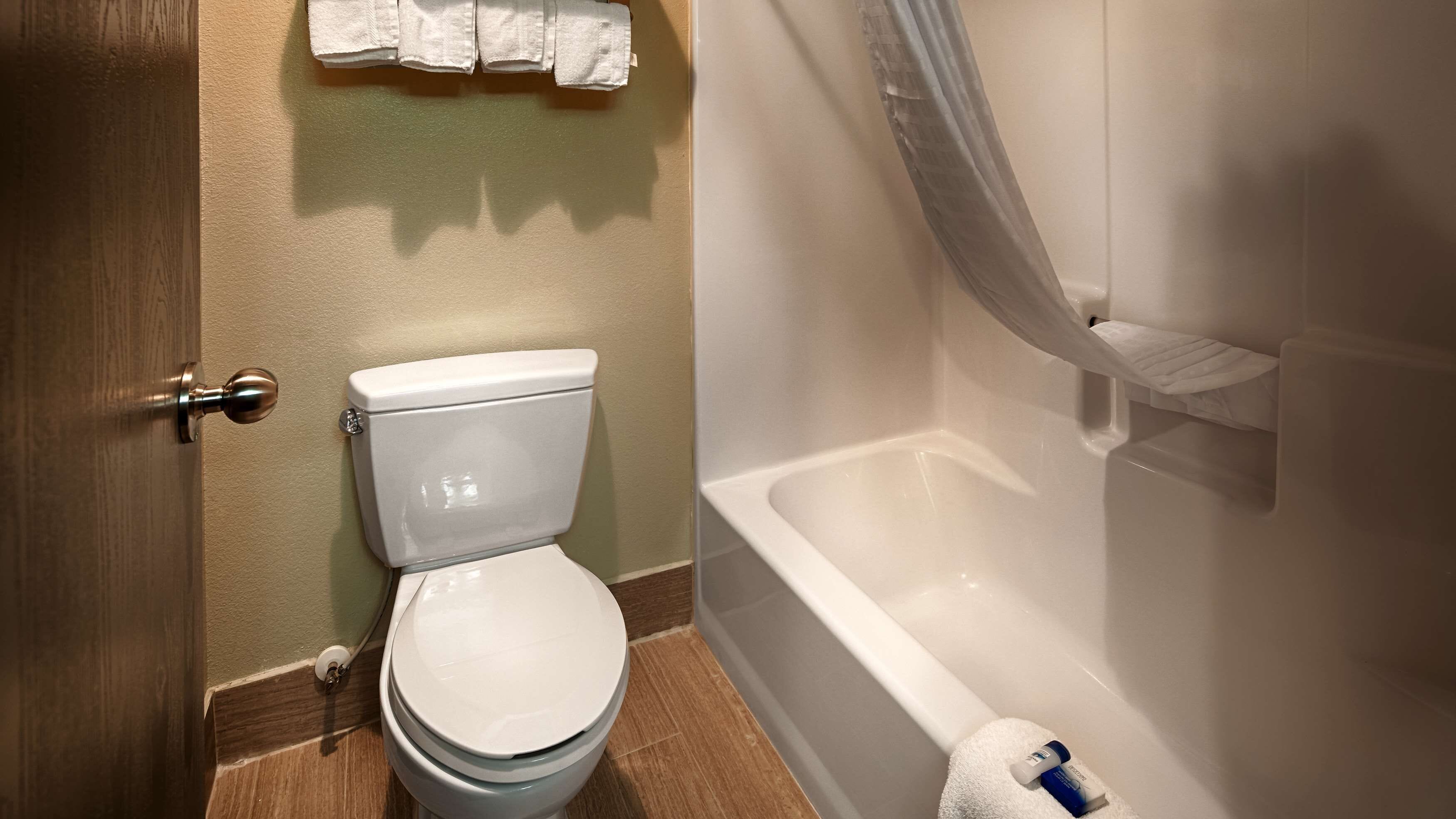 combined shower/bathtub, hair dryer, towels