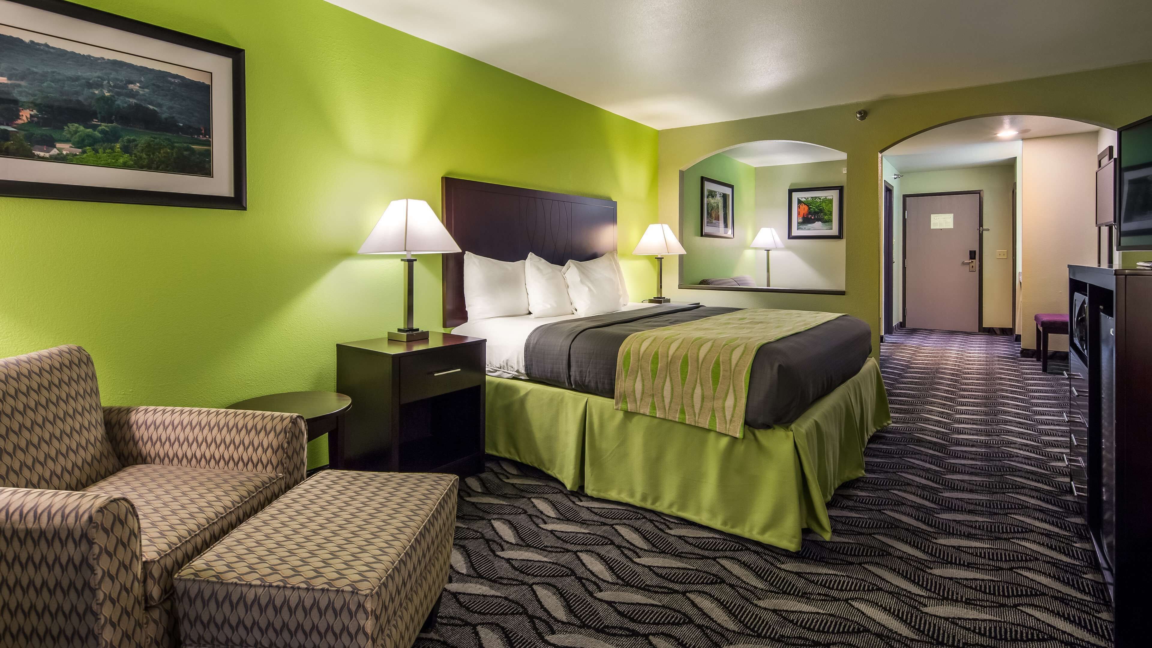 套房, 1 張特大雙人床, 非吸煙房, 雪櫃和微波爐 | 書桌、隔音、熨斗/熨衫板、免費嬰兒床