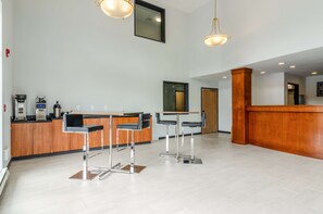 Lobby - Red Lion Inn & Suites Des Moines (Des Moines)