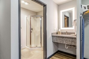 Combined shower/tub, towels