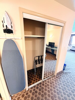 Ropa de cama de alta calidad, escritorio y cortinas blackout 