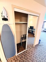 Ropa de cama de alta calidad, escritorio y cortinas blackout