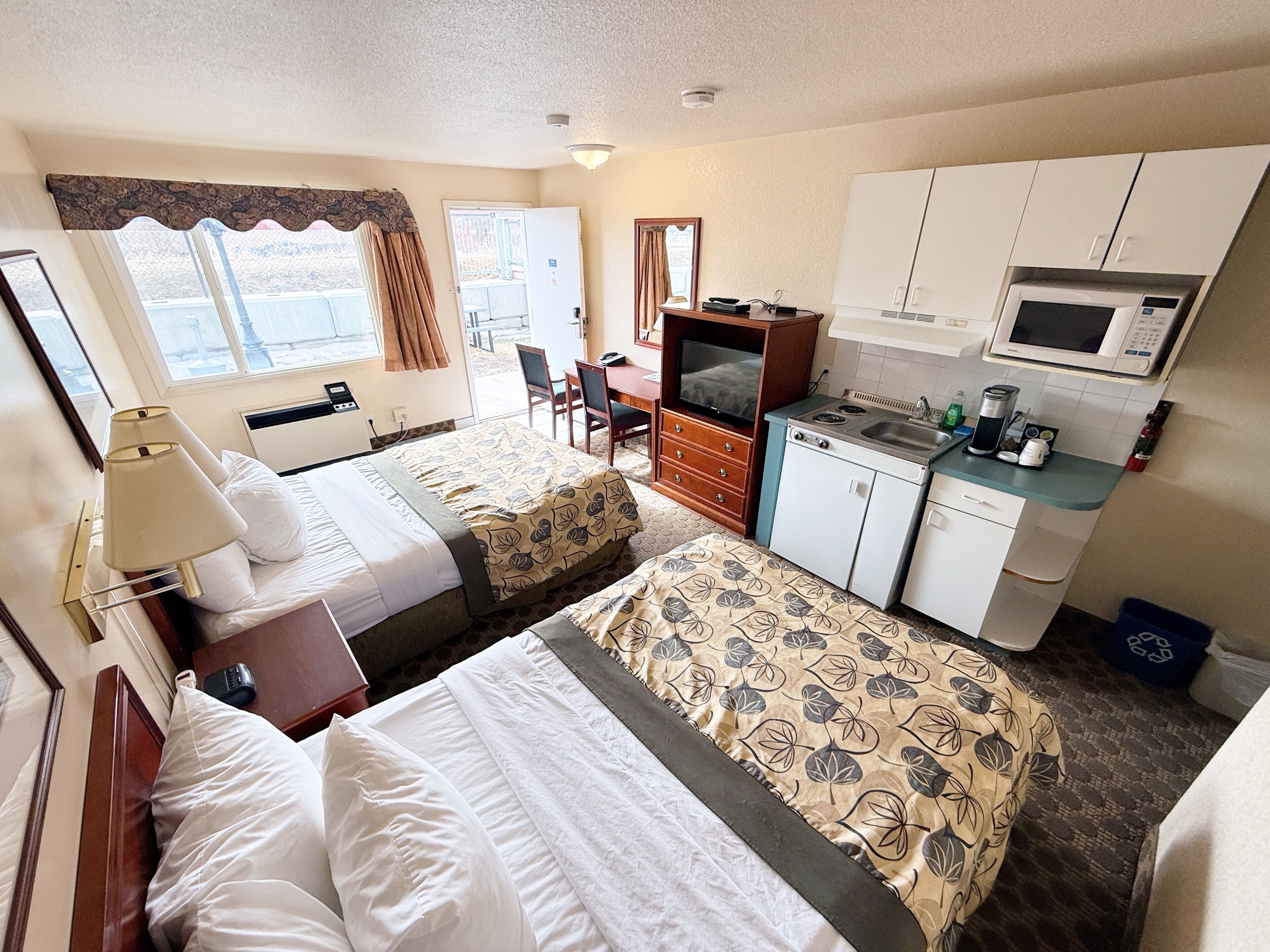 Zimmer, 2 Doppelbetten, Nichtraucher | Hochwertige Bettwaren, Schreibtisch, Verdunkelungsvorhänge