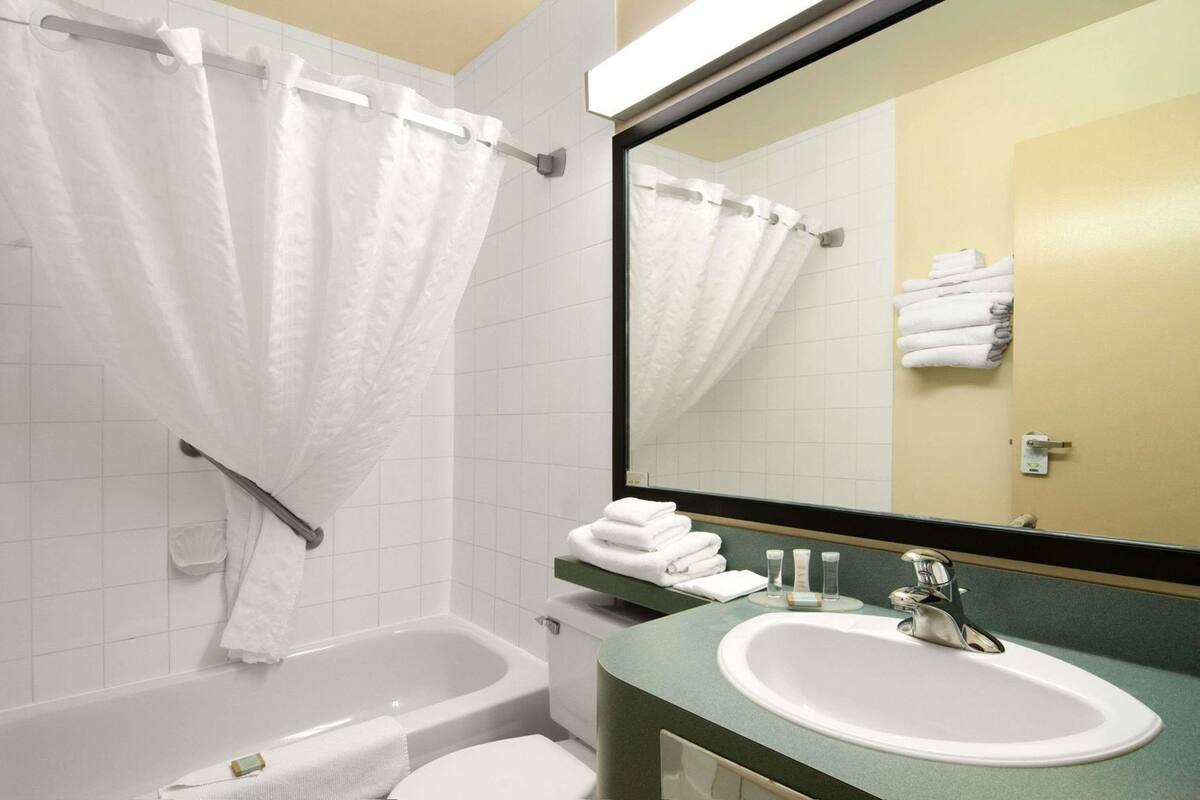 Kamar mandi | Perlengkapan mandi gratis, pengering rambut,  dan handuk