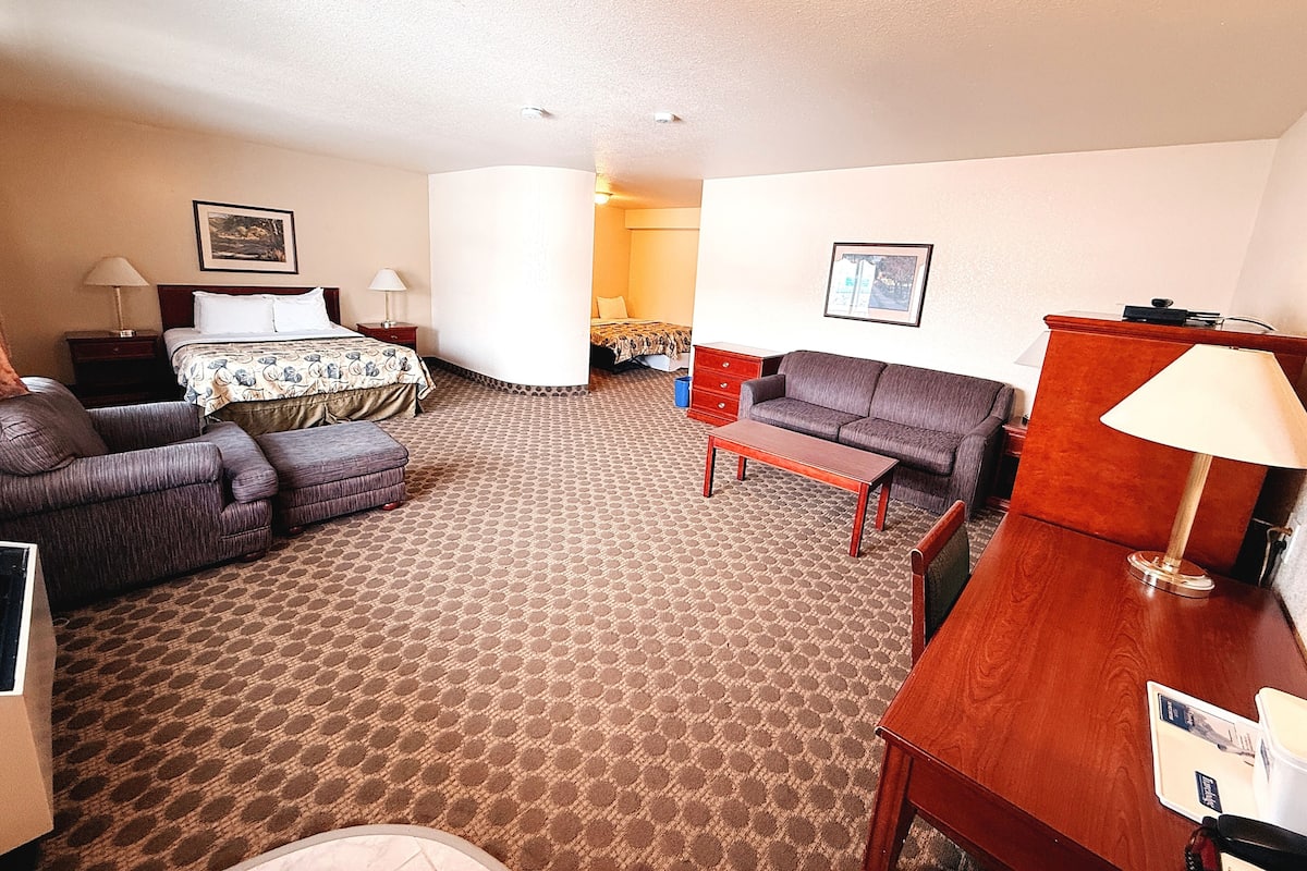 Room, Non Smoking, Refrigerator | Premium bedding, desk, blackout drapes, iron/ironing board