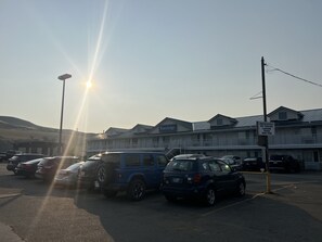 Property grounds - Travelodge by Wyndham Drumheller (Drumheller)