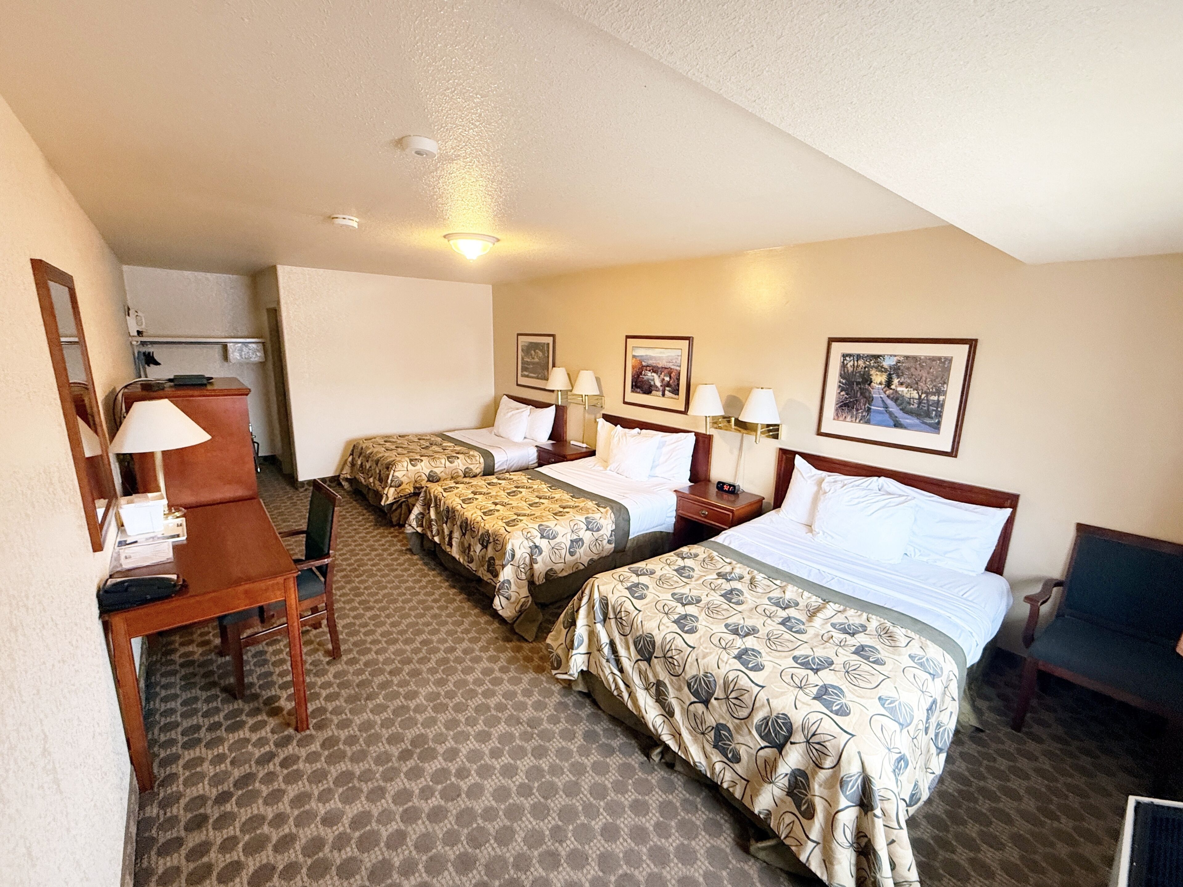 Deluxe-Dreibettzimmer, Mehrere Betten, Nichtraucher | Hochwertige Bettwaren, Schreibtisch, Verdunkelungsvorhänge