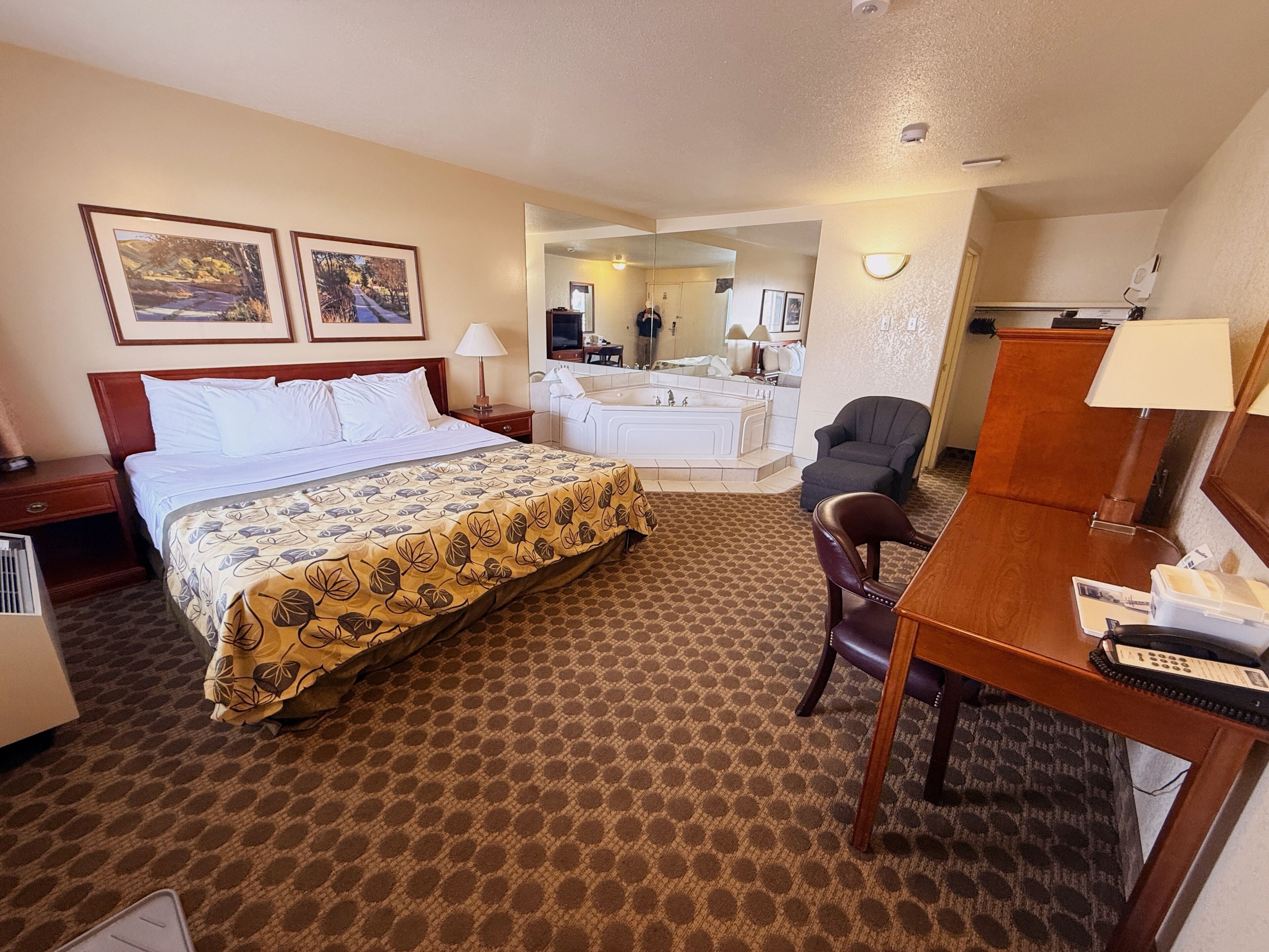 Suite, 1 King-Bett, Nichtraucher, Whirlpool | Hochwertige Bettwaren, Schreibtisch, Verdunkelungsvorhänge