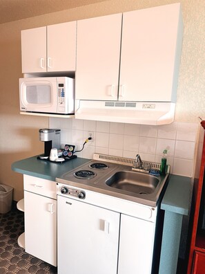 Room, 1 Queen Bed, Non Smoking | Premium bedding, desk, blackout curtains, iron/ironing board - Travelodge by Wyndham Drumheller (Drumheller)