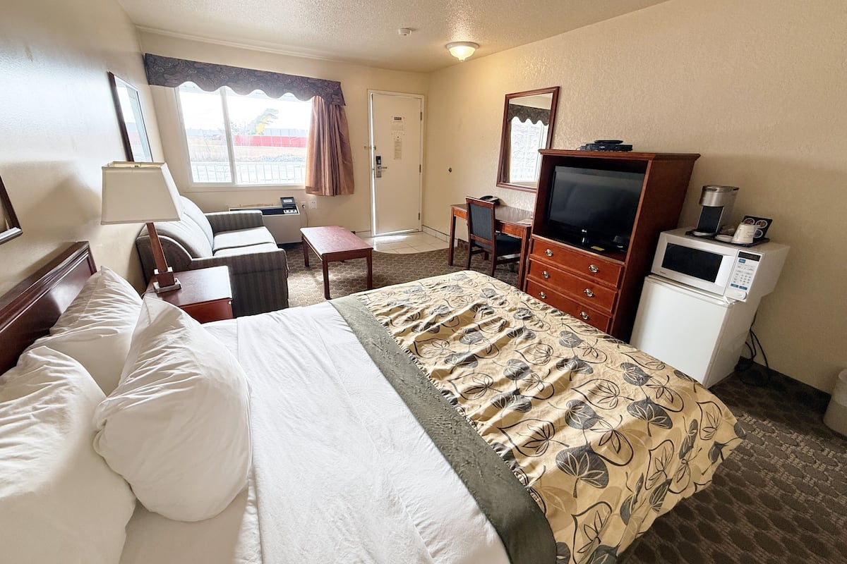 Room, 1 Queen Bed, Non Smoking | Premium bedding, desk, blackout drapes, iron/ironing board