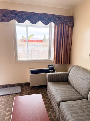 Room, 1 Queen Bed, Non Smoking | Premium bedding, desk, blackout curtains, iron/ironing board - Travelodge by Wyndham Drumheller (Drumheller)