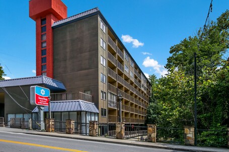 SureStay Plus Hotel by Best Western Gatlinburg - Image 16