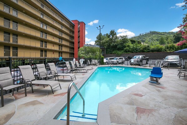 Seasonal outdoor pool, open 8:00 AM to 10:00 PM, sun loungers