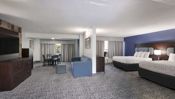 Escritorio, espacio para trabajar con laptop y cortinas blackout