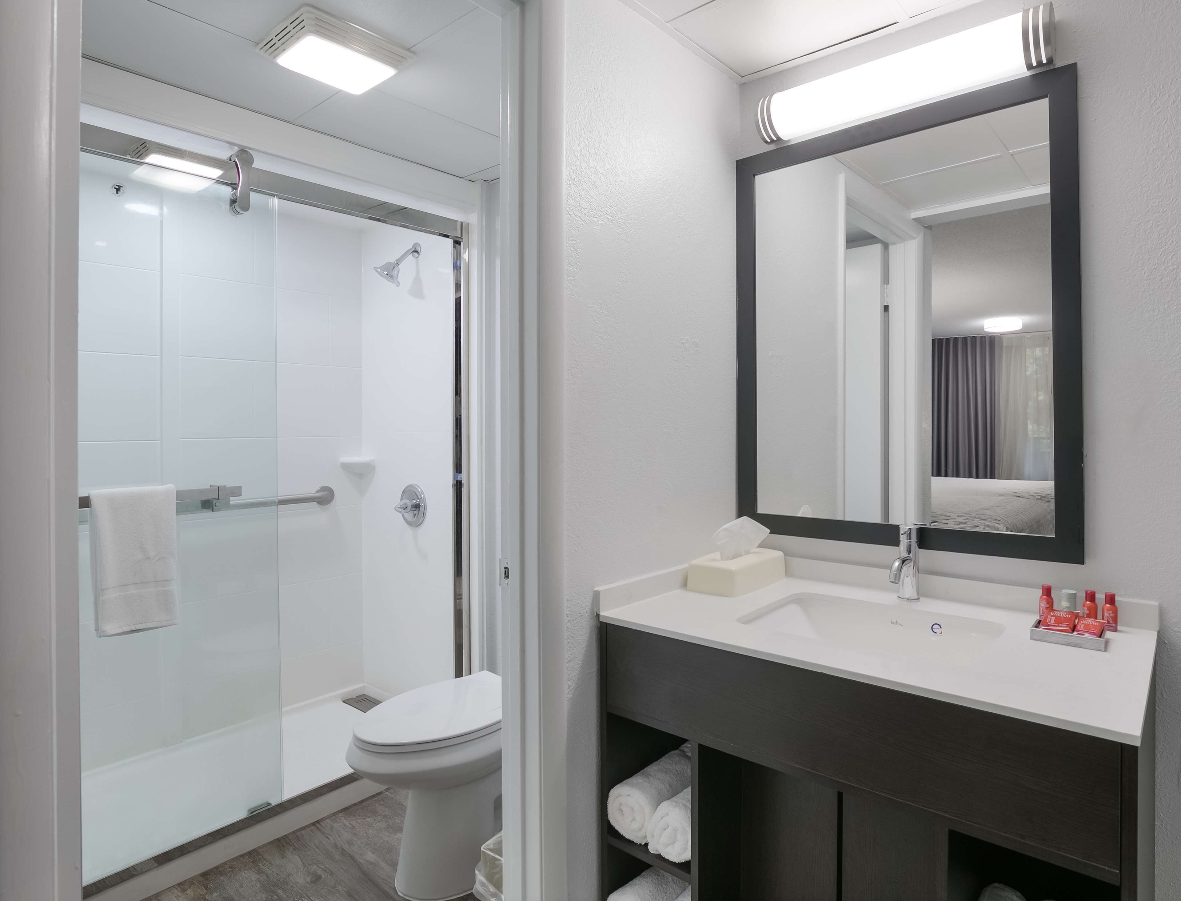 Habitació estàndard, 2 llits de matrimoni, balcó, vistes al riu | Bany | Combinació de dutxa i banyera, assecador de cabells i tovalloles 
