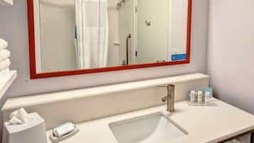 Combined shower/bathtub, free toiletries, hair dryer, towels