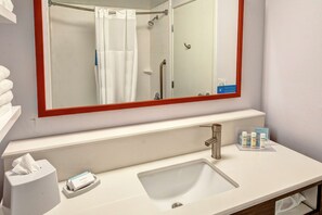 Combined shower/bathtub, free toiletries, hair dryer, towels - Hampton Inn Latrobe (Latrobe)