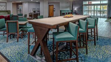 Café da manhã com buffet grátis todos os dias