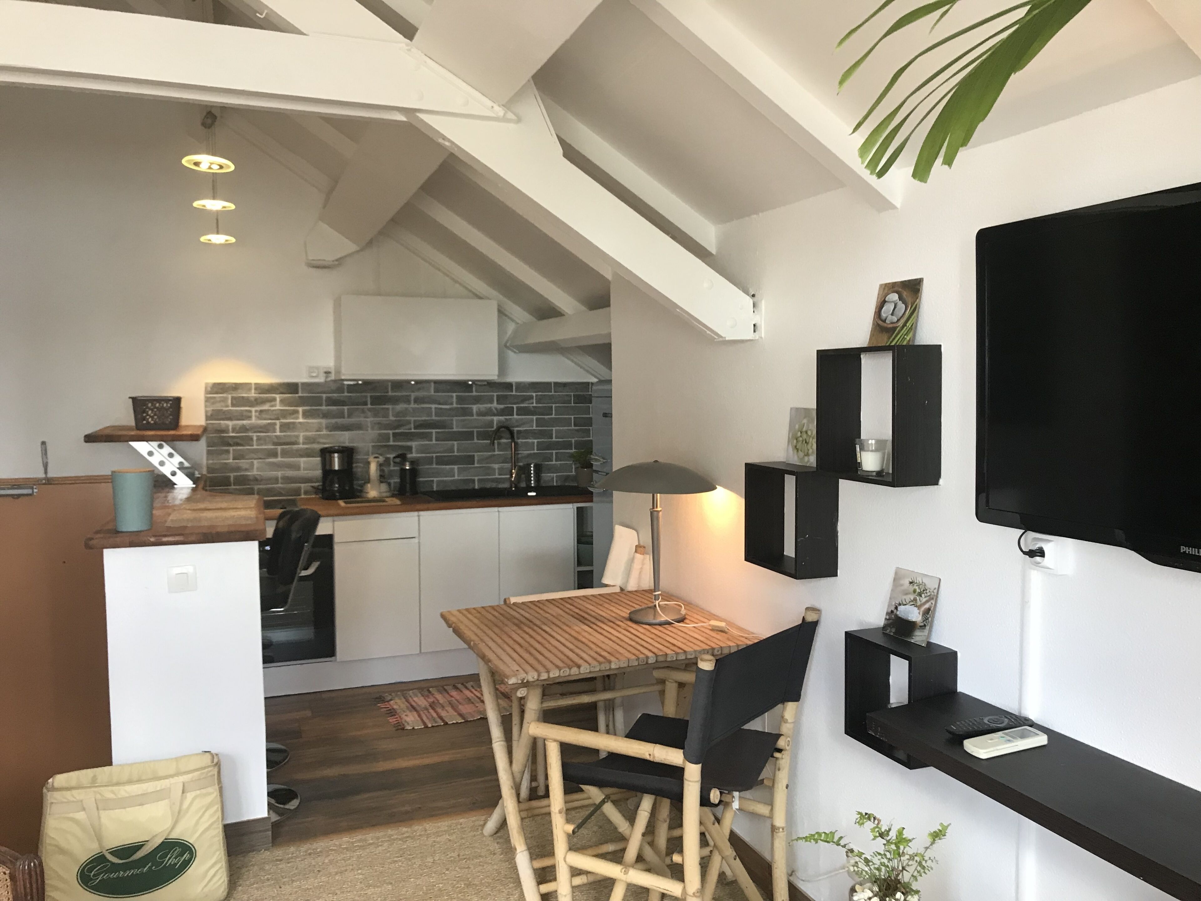 Comfort Studio, 1 Queen Bed, Kitchenette, Sea View | Living area