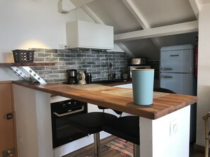 Comfort Studio, 1 Queen Bed, Kitchenette, Sea View | Private kitchenette