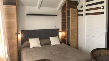 Comfort Studio, 1 Queen Bed, Kitchenette, Sea View | In-room safe, desk, blackout drapes, iron/ironing board