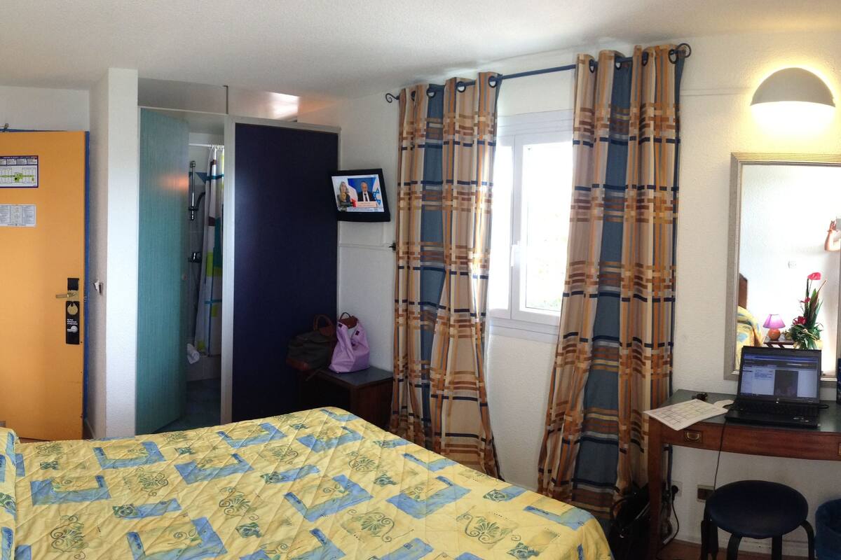Chambre Double Superieure  | ตู้นิรภัยในห้องพัก, โต๊ะทำงาน, ผ้าม่านกันแสง, เตารีด/โต๊ะรีดผ้า