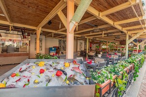3 من المطاعم، حيث تُقدم وجبات الغداء، العشاء، المأكولات البحرية
