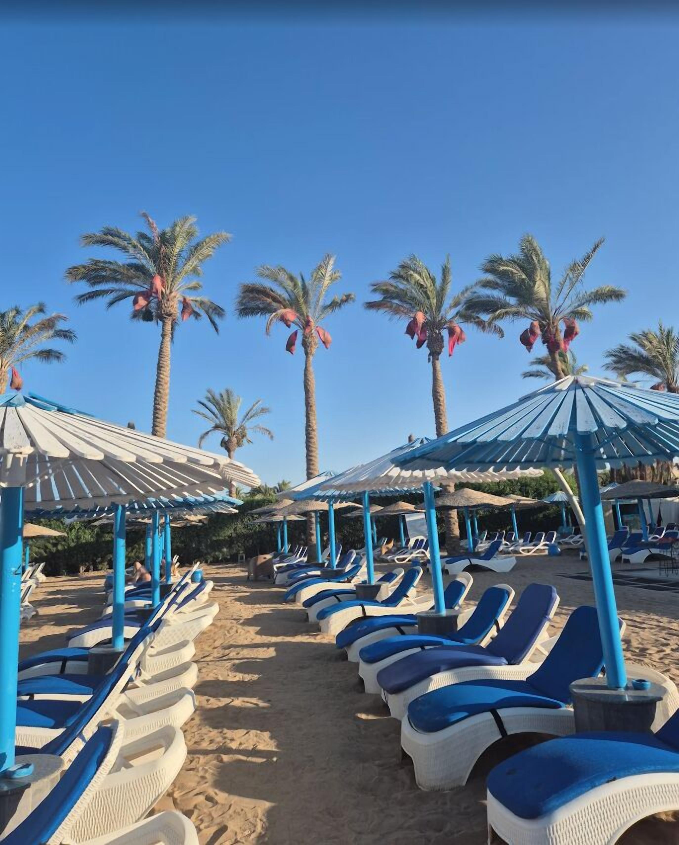 Privatstrand, Liegestühle, Sonnenschirme, Strandtücher
