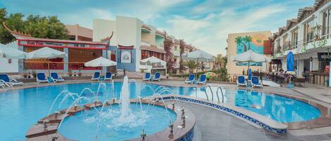 2 piscinas externas, guarda-sóis, espreguiçadeiras