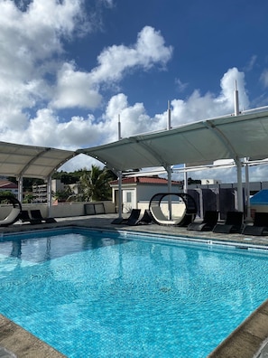 Piscine extérieure, chaises longues