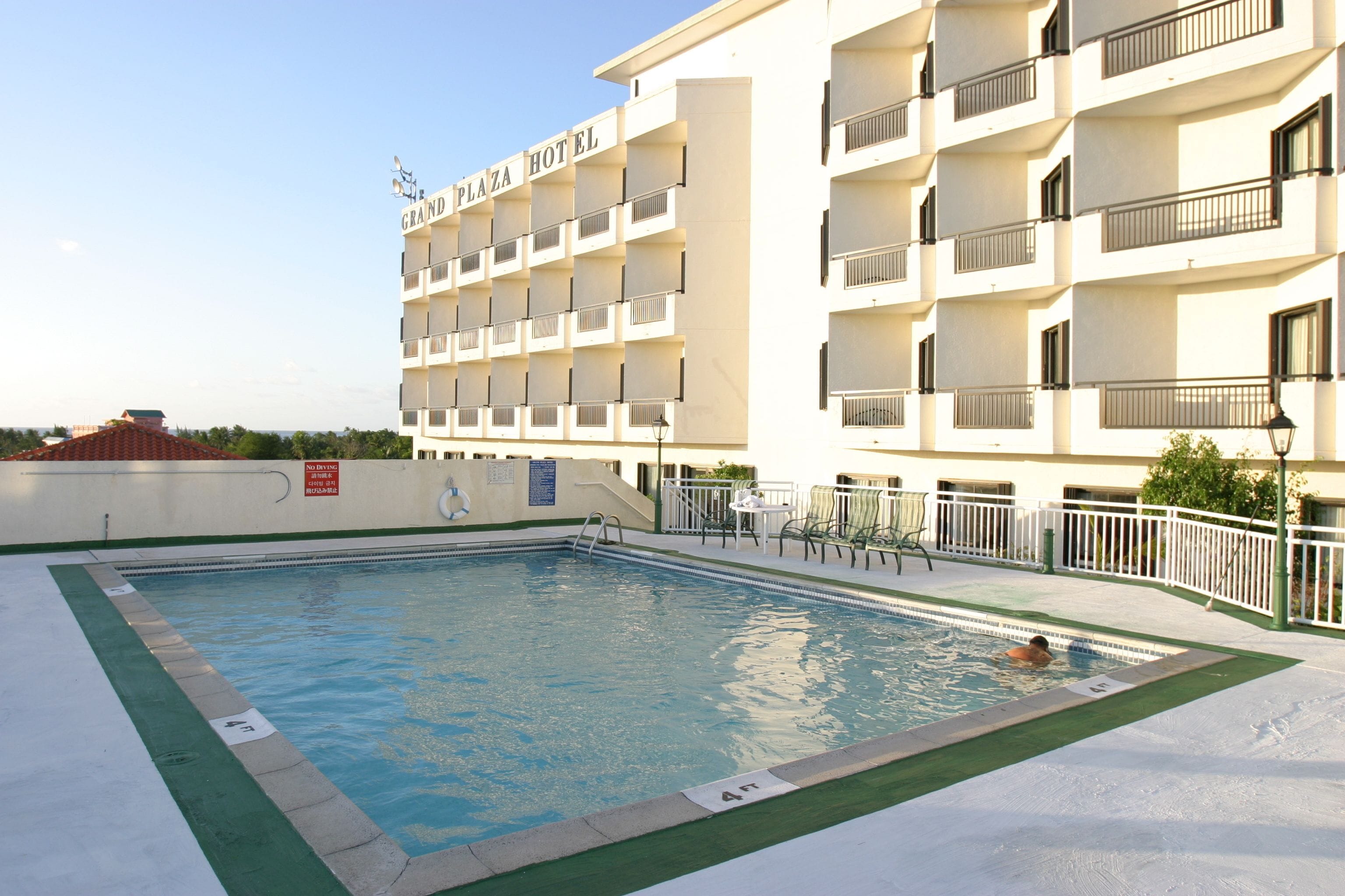 室外游泳池，日光浴躺椅