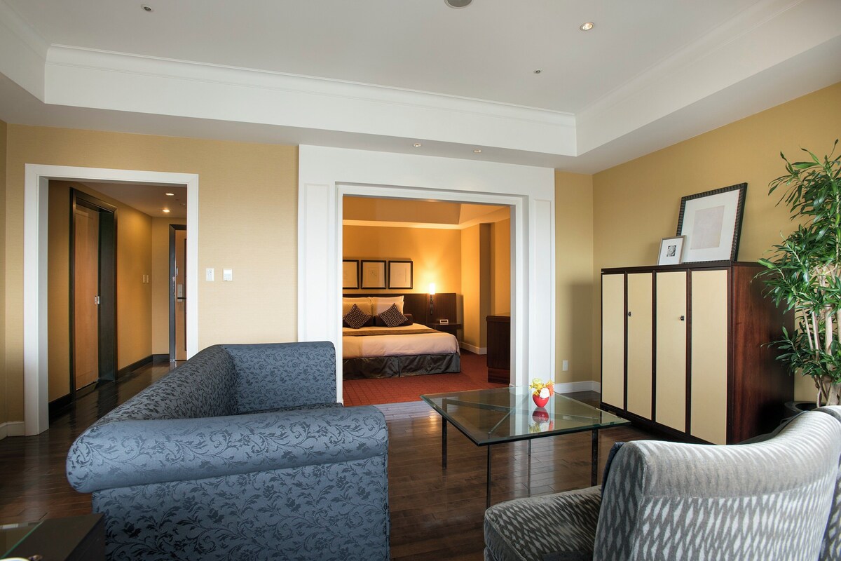 Suite, 1 Katil Ratu (Queen) (Nagoya City View, High Floor) | Gebar bulu kapas, bar mini, peti besi dalam bilik, meja 