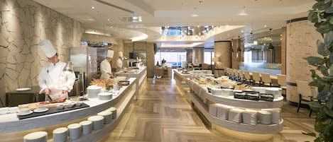 5 restaurants, breakfast, lunch, dinner served; French cuisine