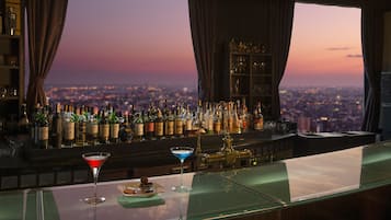 2 Bars/Lounges