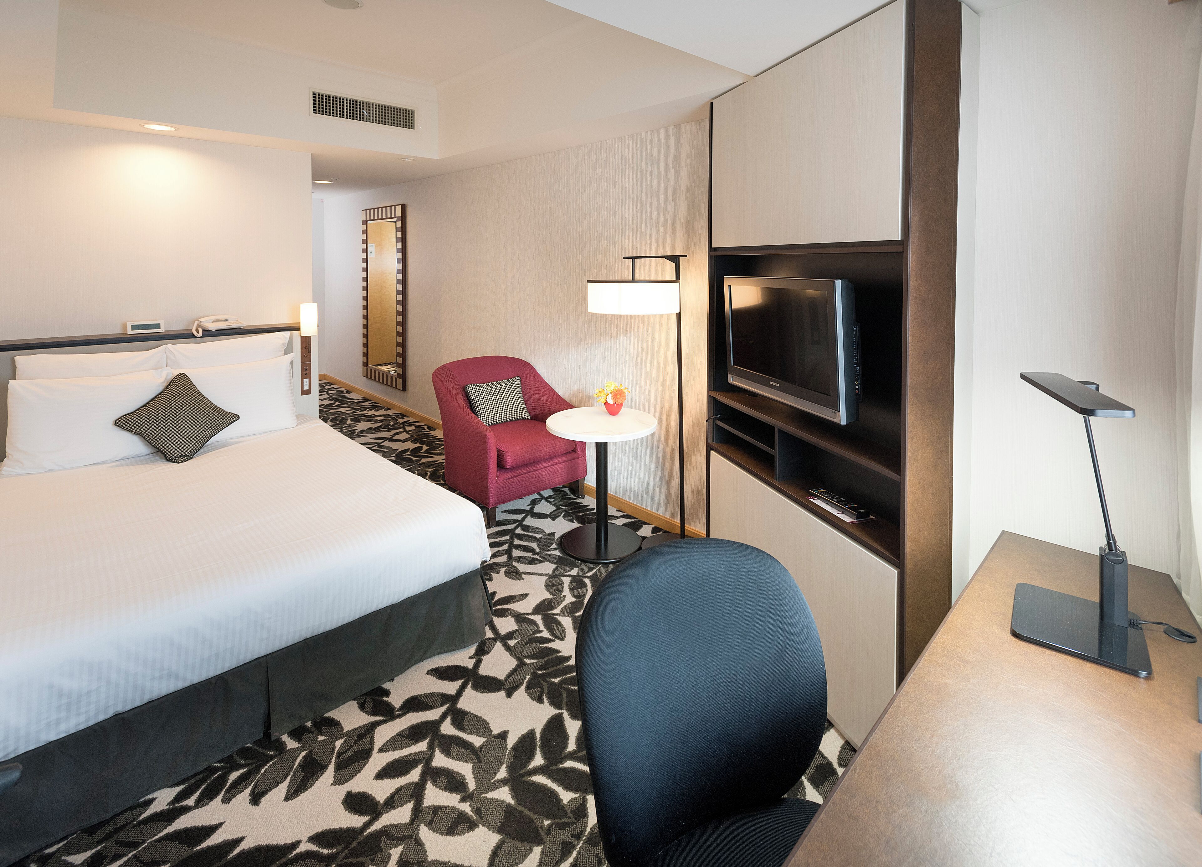 羽绒被、迷你吧、客房内保险箱、办公桌