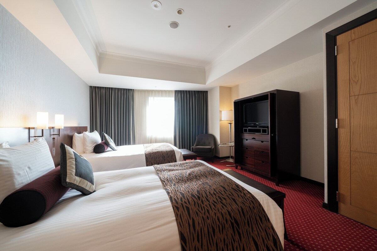 Suite, 1 Bedroom (High FLoor) | Gebar bulu kapas, bar mini, peti besi dalam bilik, meja 