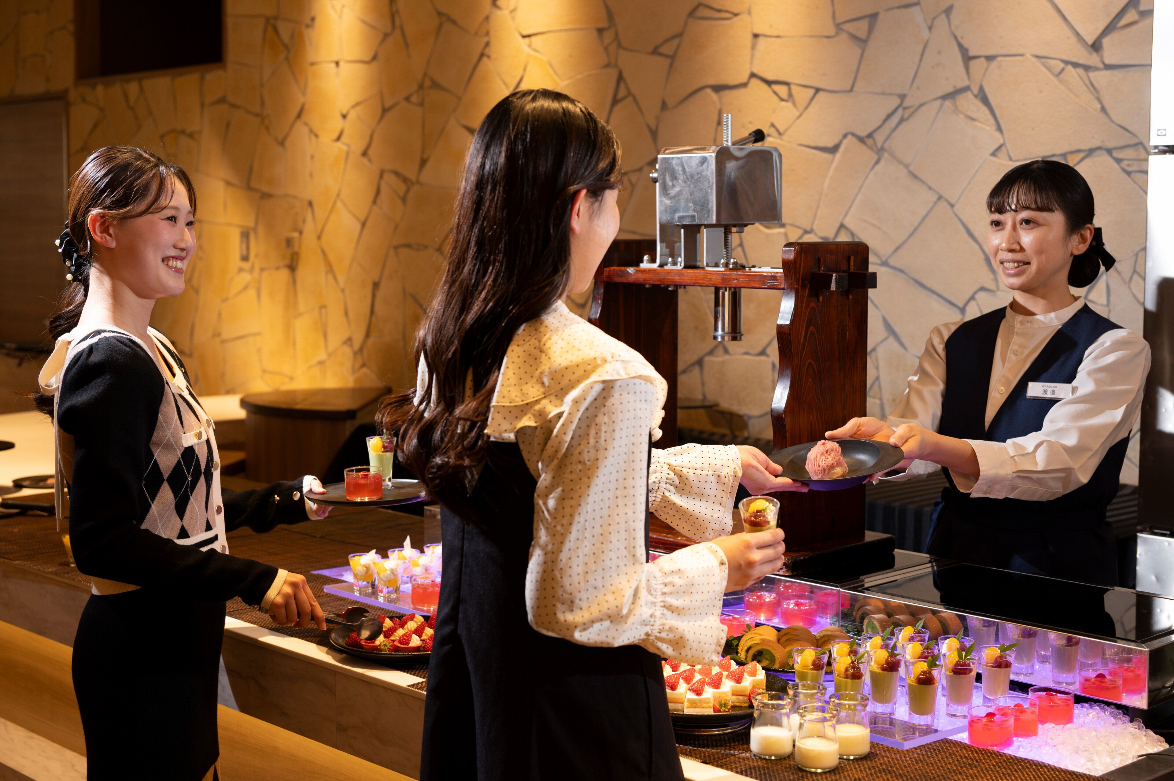4 restaurants; breakfast, lunch and dinner served 