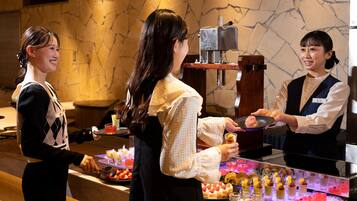 4 restaurants; breakfast, lunch and dinner served