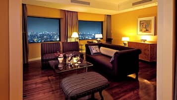 Suite, 1 Tempat Tidur Queen (Nagoya City View, High Floor) | Selimut bulu angsa, minibar, brankas, dan meja kerja