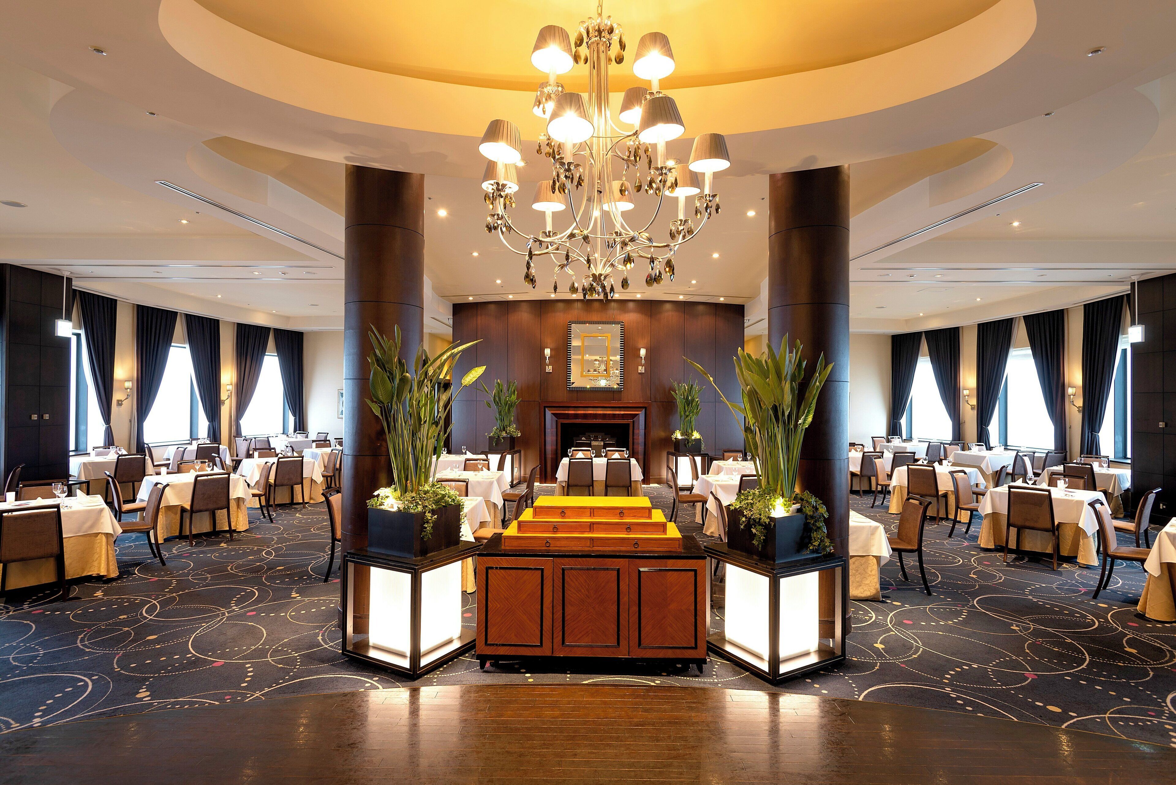 5 restaurants, breakfast, lunch, dinner served; international cuisine