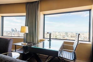 Sviitti, 1 keskisuuri parisänky (High Floor, Nagoya City View) | Untuvapeitot, minibaari, tallelokero huoneessa, työpöytä