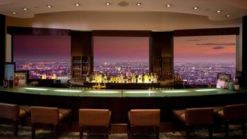 4 restaurants; breakfast, lunch and dinner served