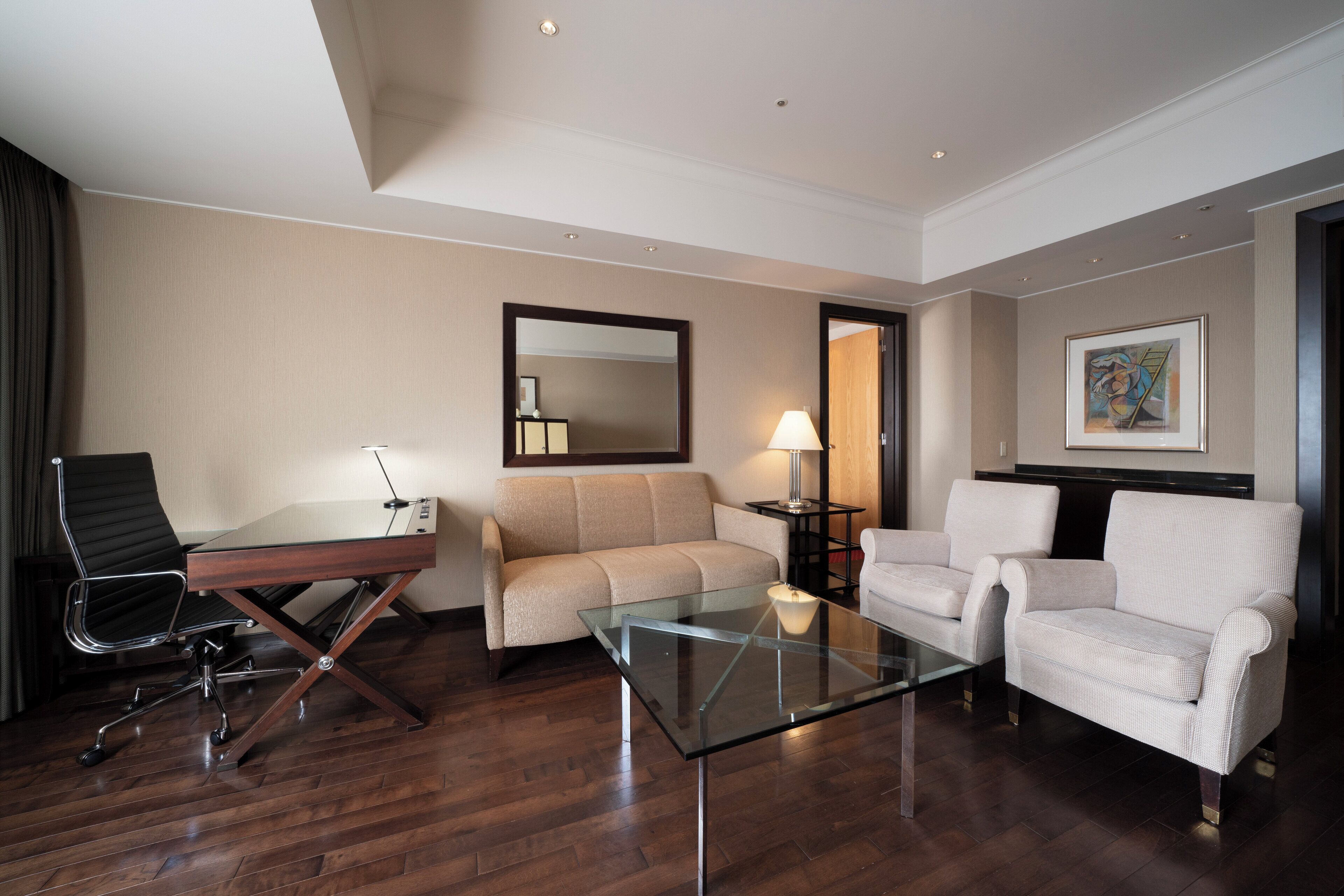 ห้องสวีท, 1 ห้องนอน (High FLoor) | ผ้านวมขนเป็ด, มินิบาร์, ตู้นิรภัยในห้องพัก, โต๊ะทำงาน