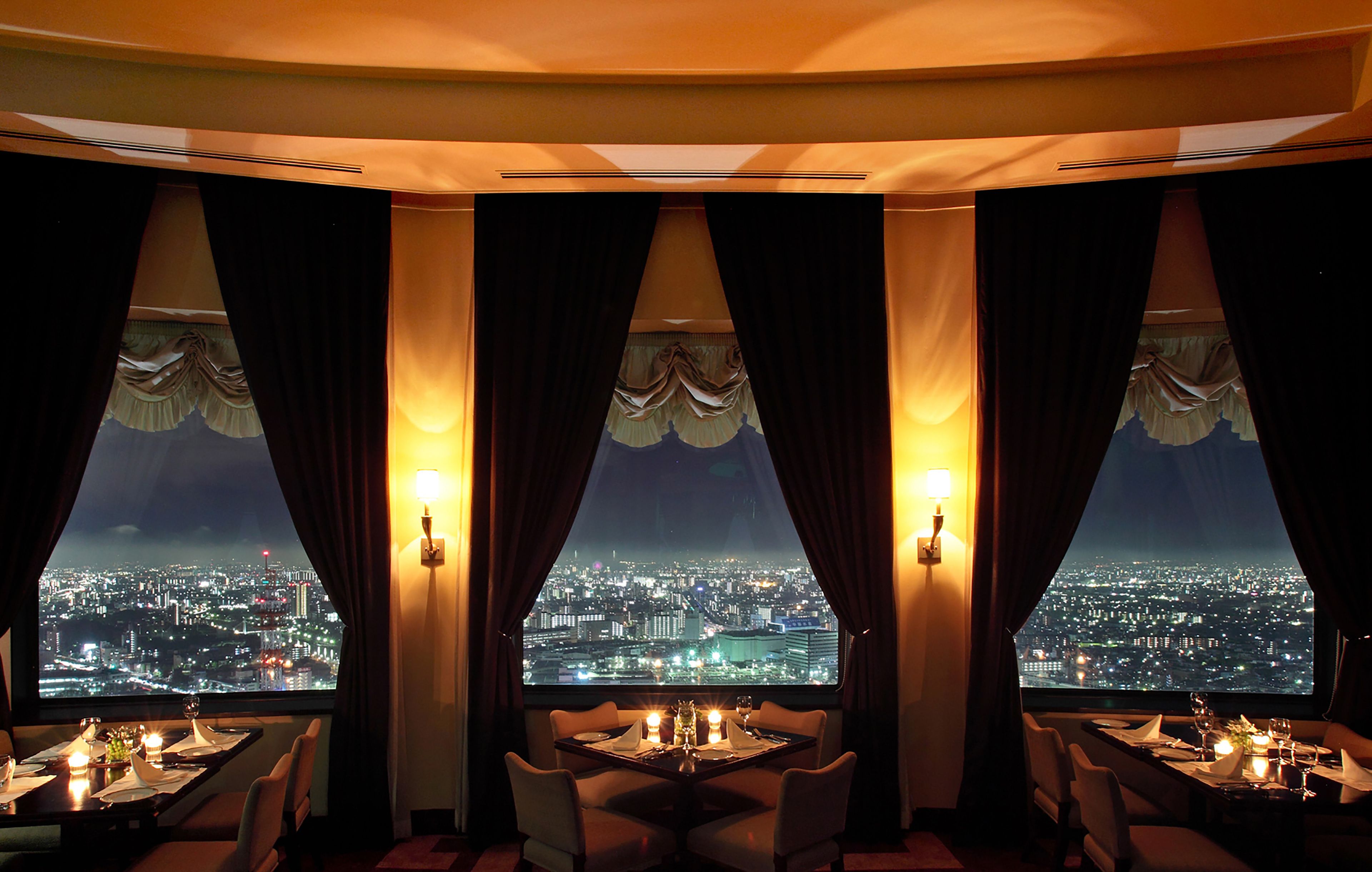 5 restaurants, breakfast, lunch, dinner served; international cuisine