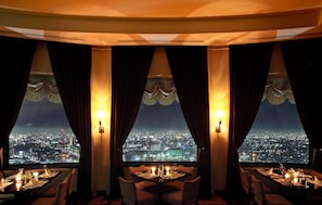 4 restaurants; breakfast, lunch and dinner served 